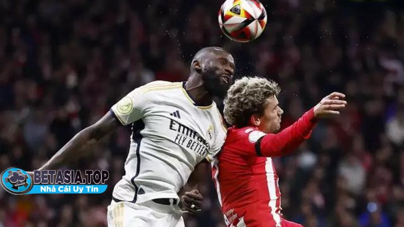 Real Madrid ghi bàn dẫn trước và giữ kết quả chắc chắn